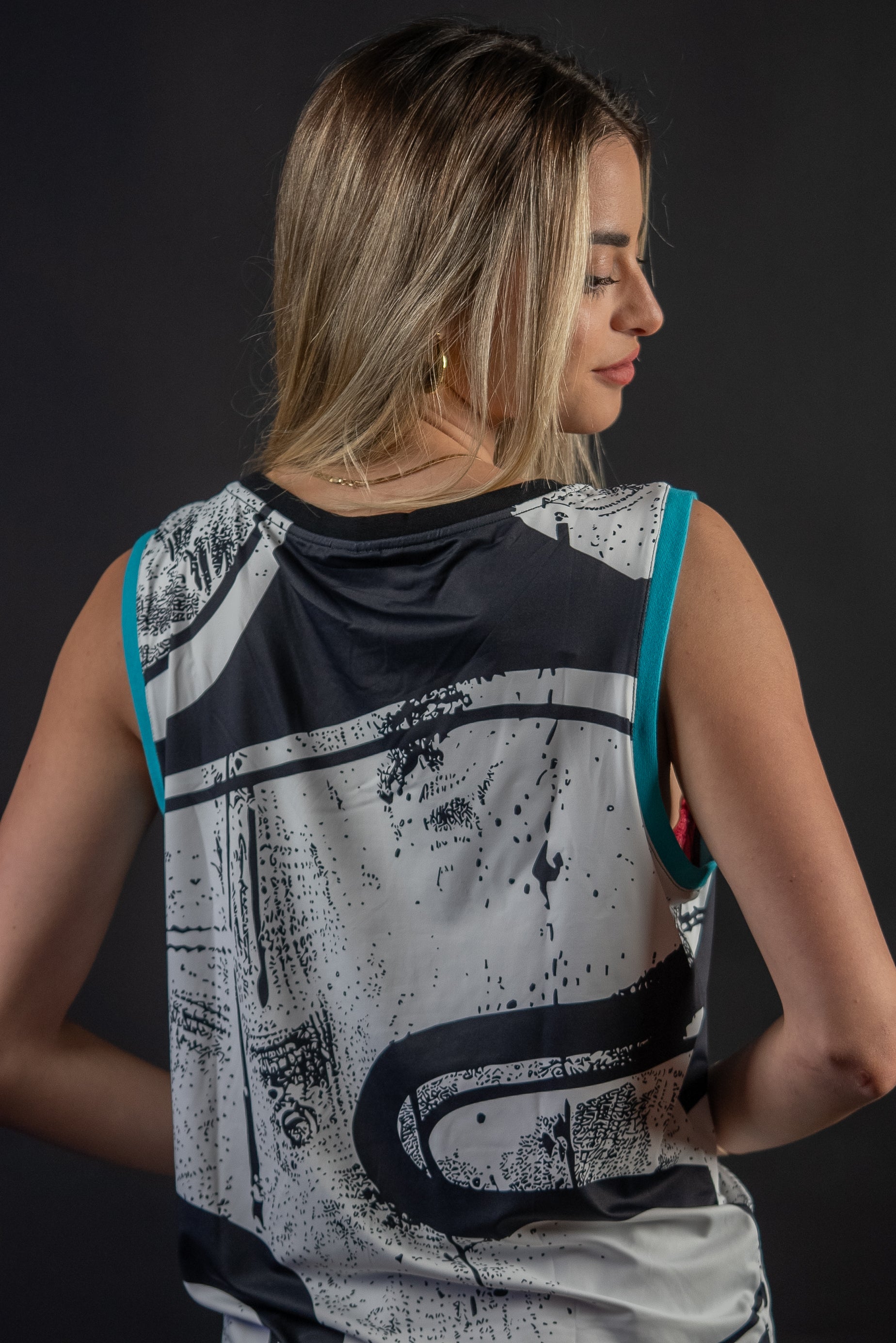 Monochrome Flow Tank